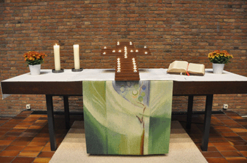 Altar mit Kerzen-Kreuz